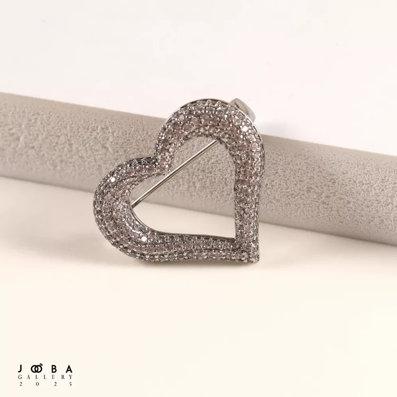 گل سینه قلب نگینی نقره ای ژوپینگ کد 1091391973