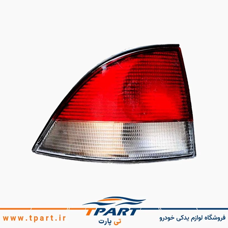 چراغ عقب روی بدنه سمند قدیمی سمت راننده