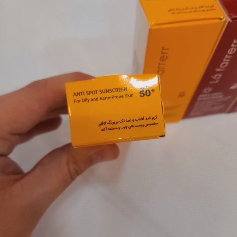 کرم ضد آفتاب لافارر بی رنگ ضد لک پوست چرب و آکنه دار SPF 50