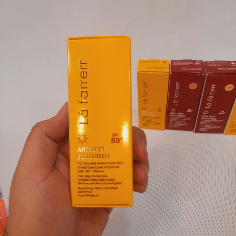 کرم ضد آفتاب لافارر بی رنگ ضد لک پوست چرب و آکنه دار SPF 50