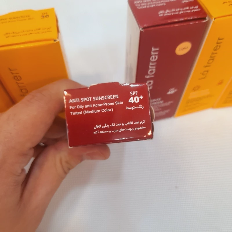 کرم ضد آفتاب لافارر ضد لک رنگی متوسط SPF40 مناسب پوست چرب و آکنه دار حجم 40 میلی لیتر