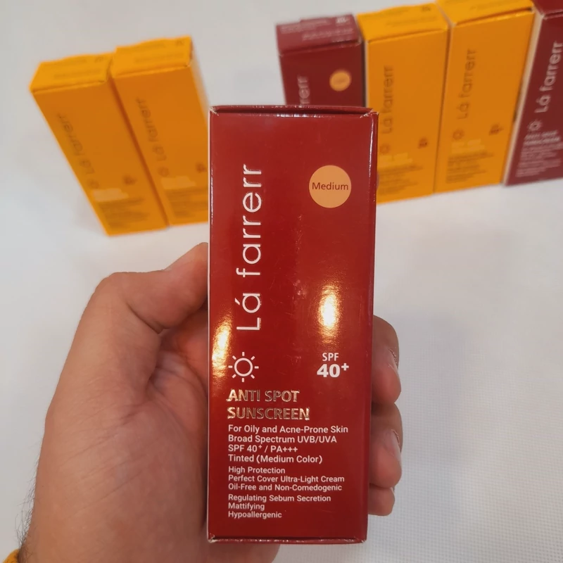 کرم ضد آفتاب لافارر ضد لک رنگی متوسط SPF40 مناسب پوست چرب و آکنه دار حجم 40 میلی لیتر