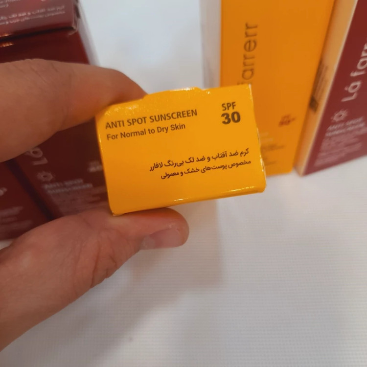 ضد آفتاب لافارر بی رنگ مدل SPF30 مناسب پوست خشک و نرمال حجم 40 میلی لیتر