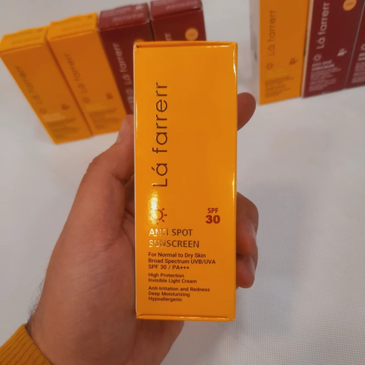 ضد آفتاب لافارر بی رنگ مدل SPF30 مناسب پوست خشک و نرمال حجم 40 میلی لیتر