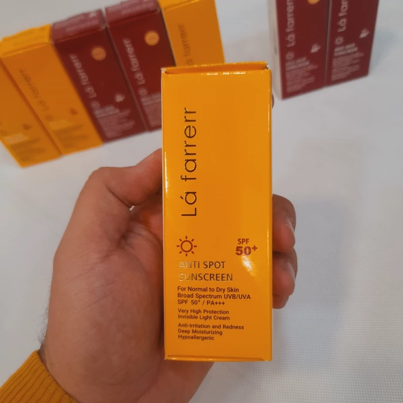ضد آفتاب لافارر بی رنگ مدل SPF50 مناسب پوست خشک و نرمال حجم 40 میلی لیتر