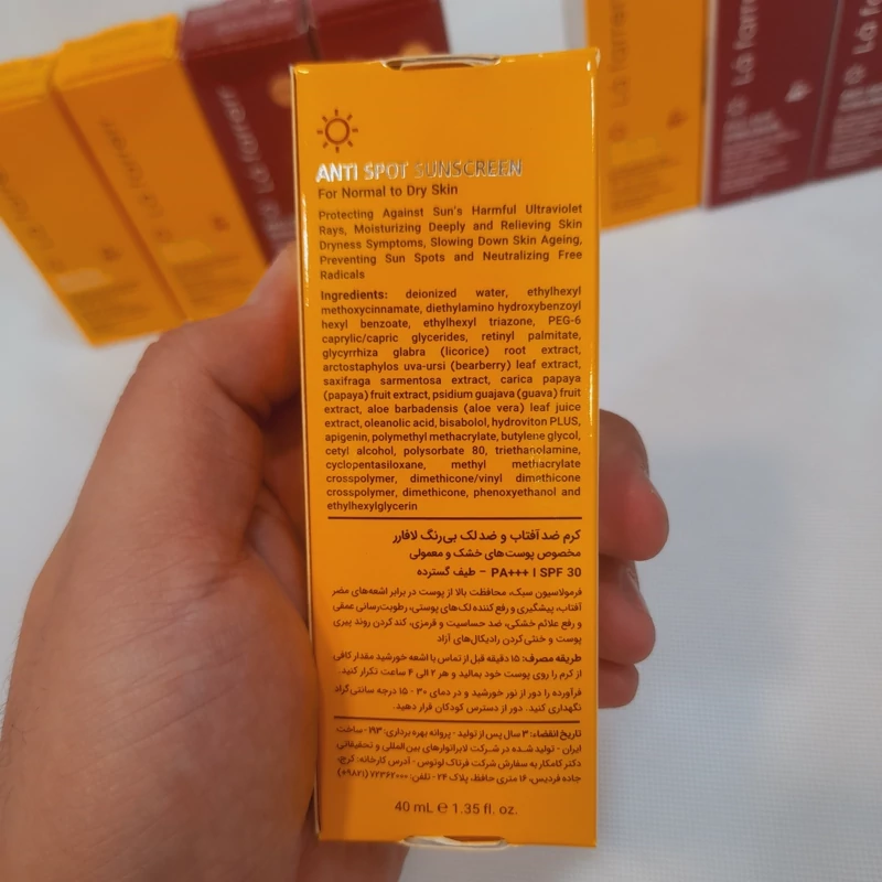 ضد آفتاب لافارر بی رنگ مدل SPF30 مناسب پوست خشک و نرمال حجم 40 میلی لیتر