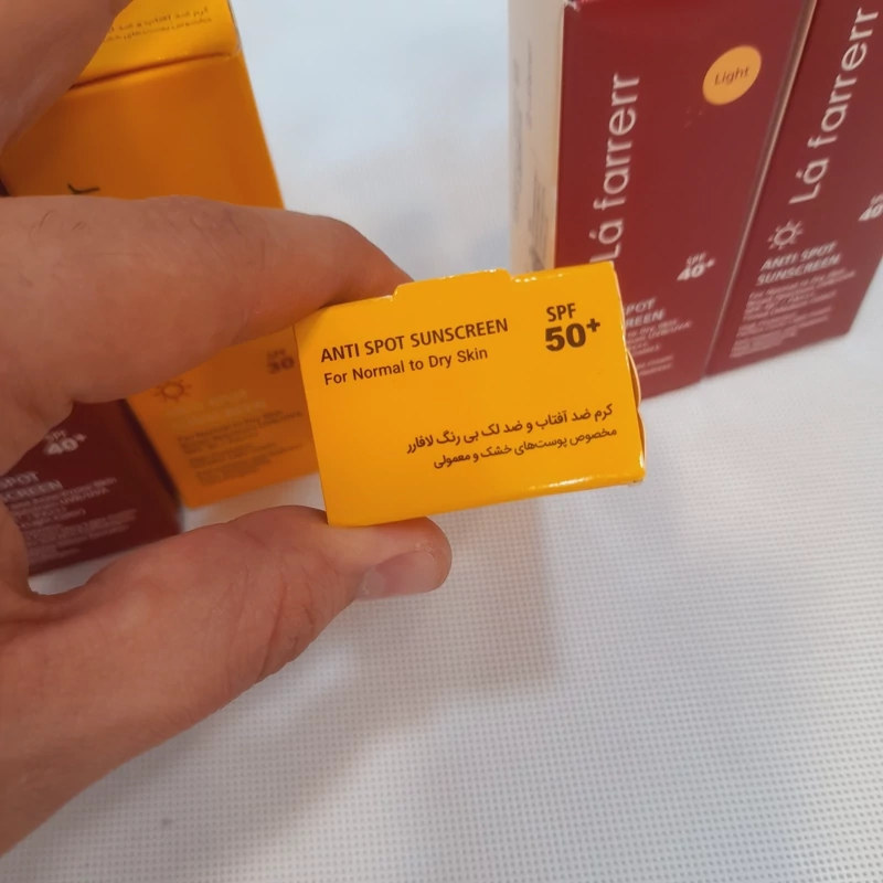 ضد آفتاب لافارر بی رنگ مدل SPF50 مناسب پوست خشک و نرمال حجم 40 میلی لیتر