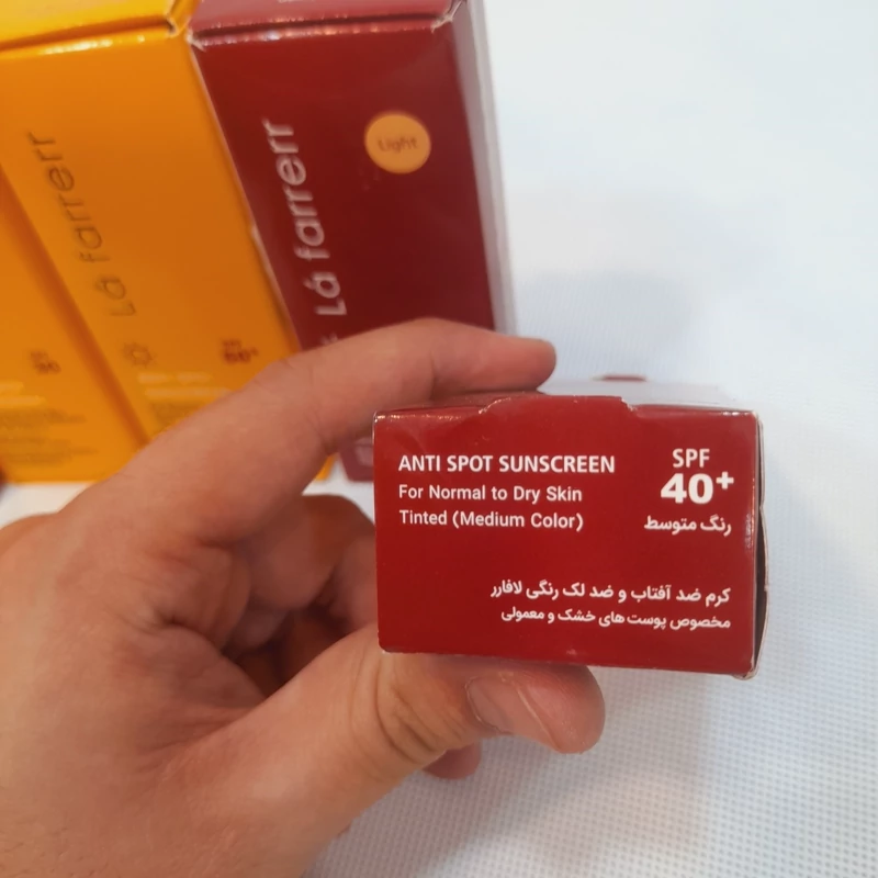کرم ضد آفتاب لافارر رنگی متوسط مناسب پوست نرمال و خشک و ضد لک حجم 40 میلی لیتر