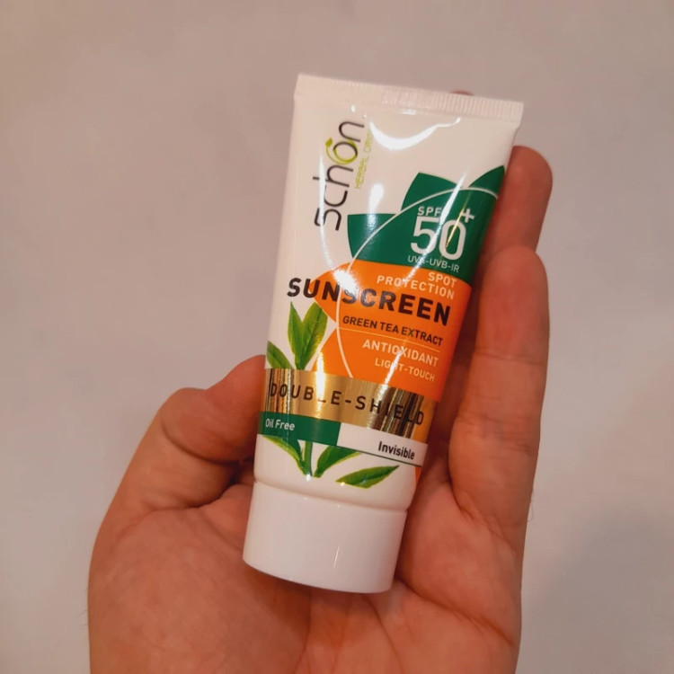 کرم ضدآفتاب شون دابل شیلد بی رنگ مناسب پوستهای چرب فاقد چربی Oil free حجم 50 میل و SPF 50
