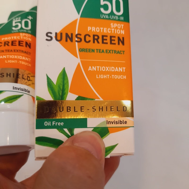 کرم ضدآفتاب شون دابل شیلد بی رنگ مناسب پوستهای چرب فاقد چربی Oil free حجم 50 میل و SPF 50
