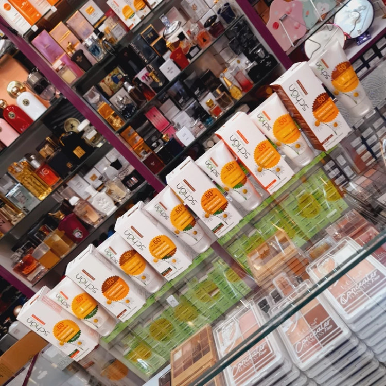 کرم ضدآفتاب شون دابل شیلد بی رنگ مناسب پوستهای چرب فاقد چربی Oil free حجم 50 میل و SPF 50