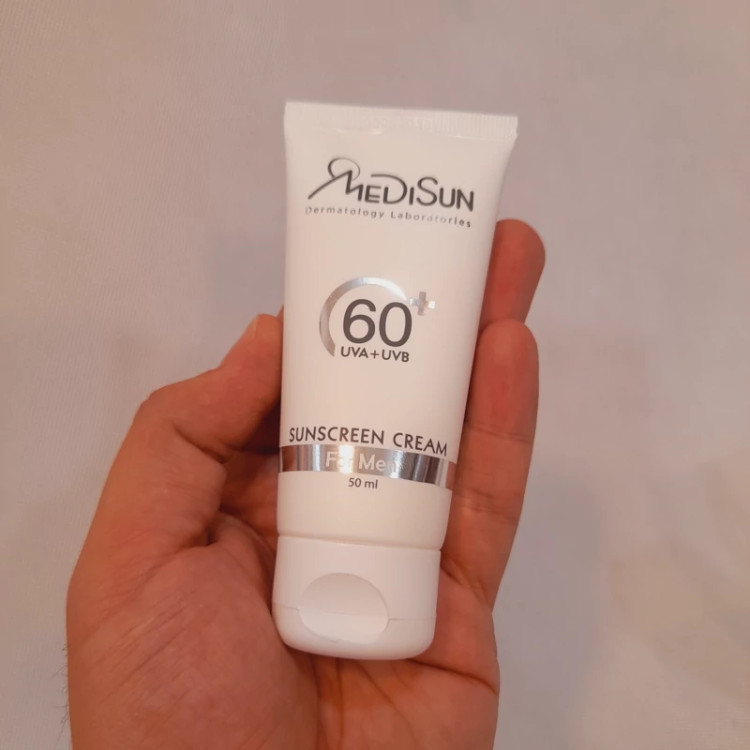 کرم ضد آفتاب SPF60 مدیسان مناسب آقایان 50 میلی لیتر بی رنگ
