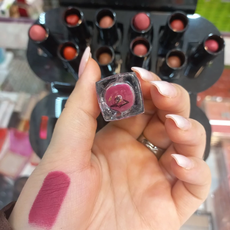 رژلب کاپرا 27ماندگار و بادوام