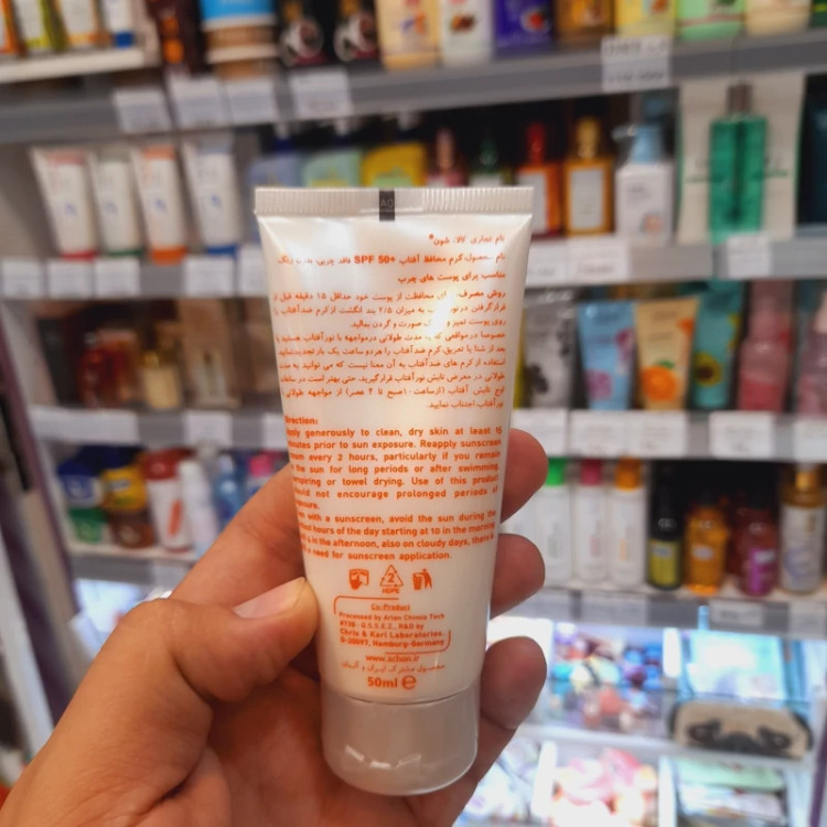 کرم ضدآفتاب شون بی رنگ مناسب پوستهای چرب فاقد چربی Oil free حجم 50 میل و SPF 50