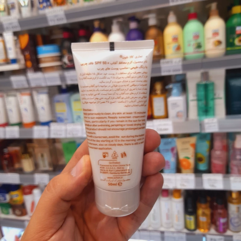 کرم ضدآفتاب شون رنگی طبیعی مناسب پوستهای چرب فاقد چربی Oil free حجم 50 میل و SPF 50
