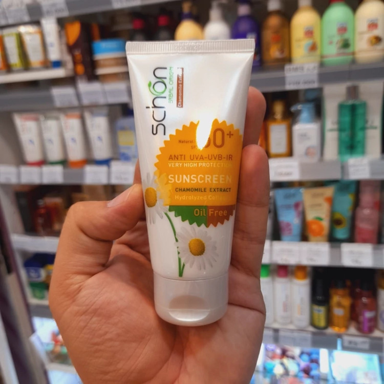 کرم ضدآفتاب شون رنگی طبیعی مناسب پوستهای چرب فاقد چربی Oil free حجم 50 میل و SPF 50