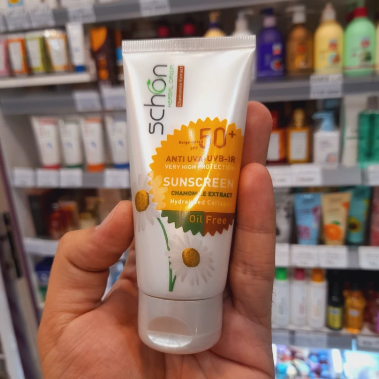 کرم ضدآفتاب شون رنگی بژ مناسب پوستهای چرب فاقد چربی Oil free حجم 50 میل و SPF 50
