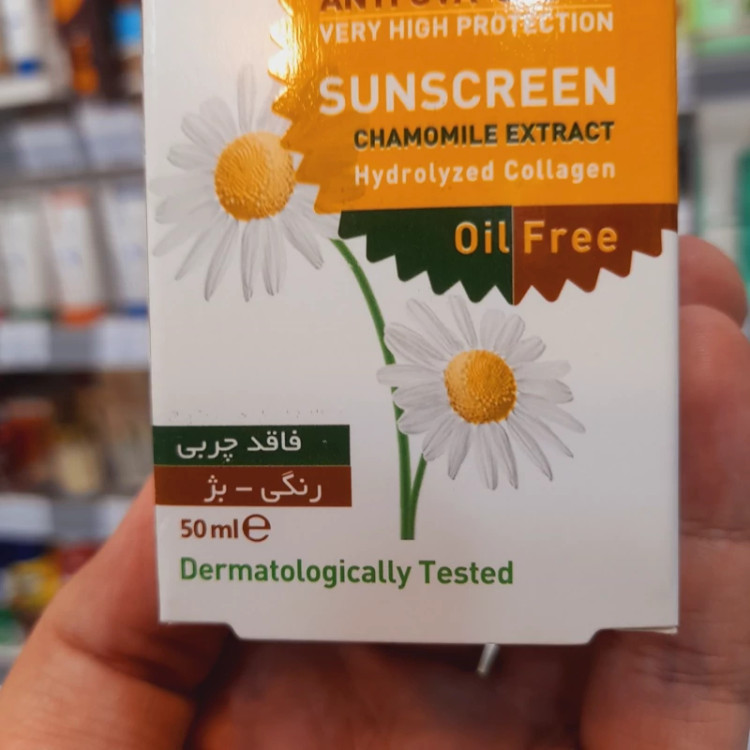کرم ضدآفتاب شون رنگی بژ مناسب پوستهای چرب فاقد چربی Oil free حجم 50 میل و SPF 50