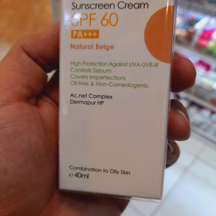 کرم ضد افتاب پریم فاقد چربی مناسب پوستهای چرب و جوش دار acnex spf 60 بژ 40 میل