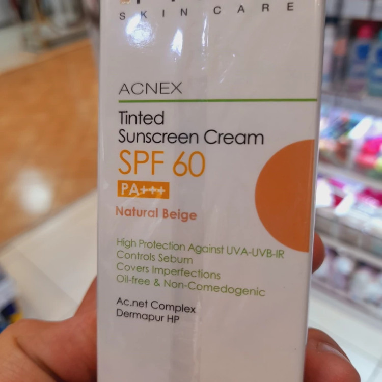 کرم ضد افتاب پریم فاقد چربی مناسب پوستهای چرب و جوش دار acnex spf 60 بژ 40 میل