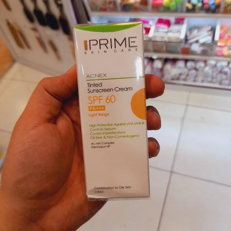 کرم ضد افتاب پریم فاقد چربی مناسب پوستهای چرب و جوش دار acnex spf 60 بژ روشن 40 میل