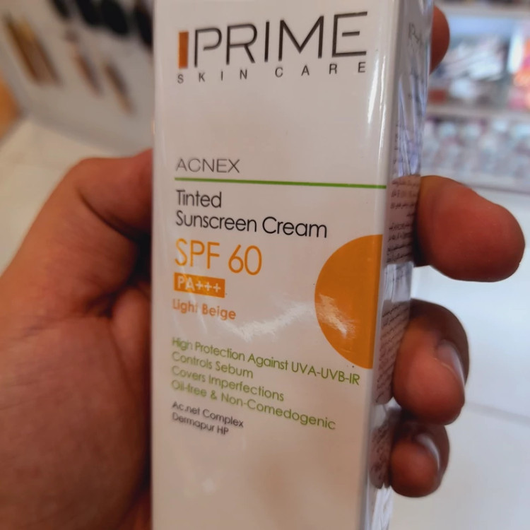 کرم ضد افتاب پریم فاقد چربی مناسب پوستهای چرب و جوش دار acnex spf 60 بژ روشن 40 میل