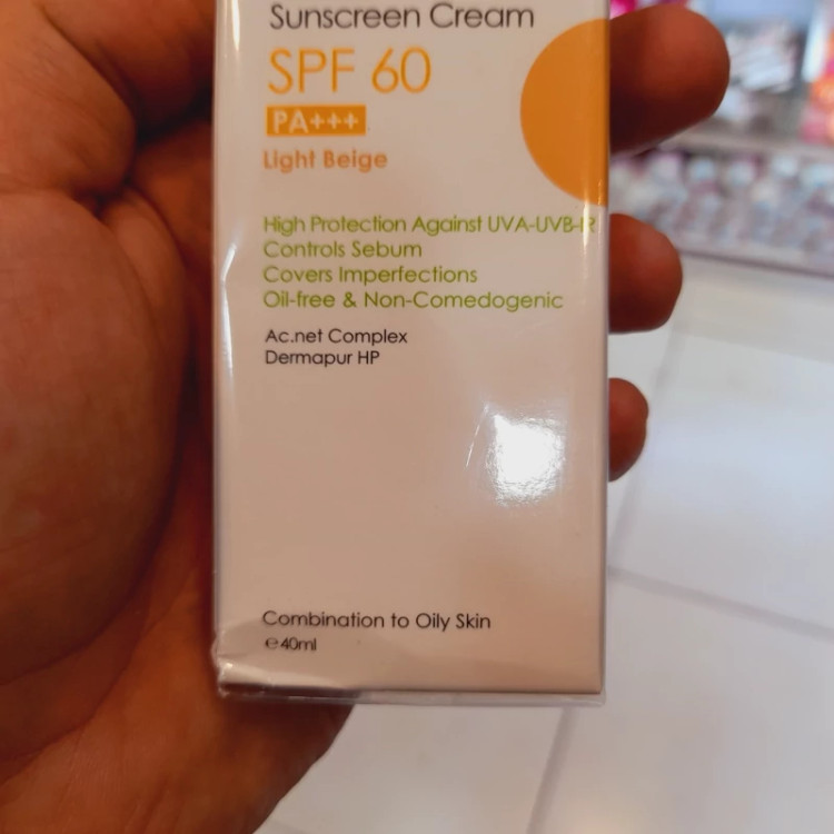 کرم ضد افتاب پریم فاقد چربی مناسب پوستهای چرب و جوش دار acnex spf 60 بژ روشن 40 میل