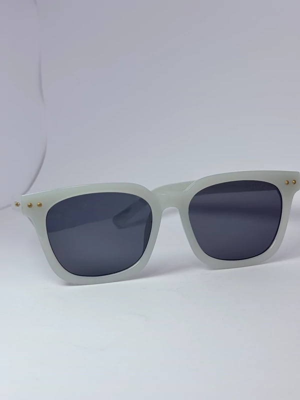 عینک آفتابی آبی روشن