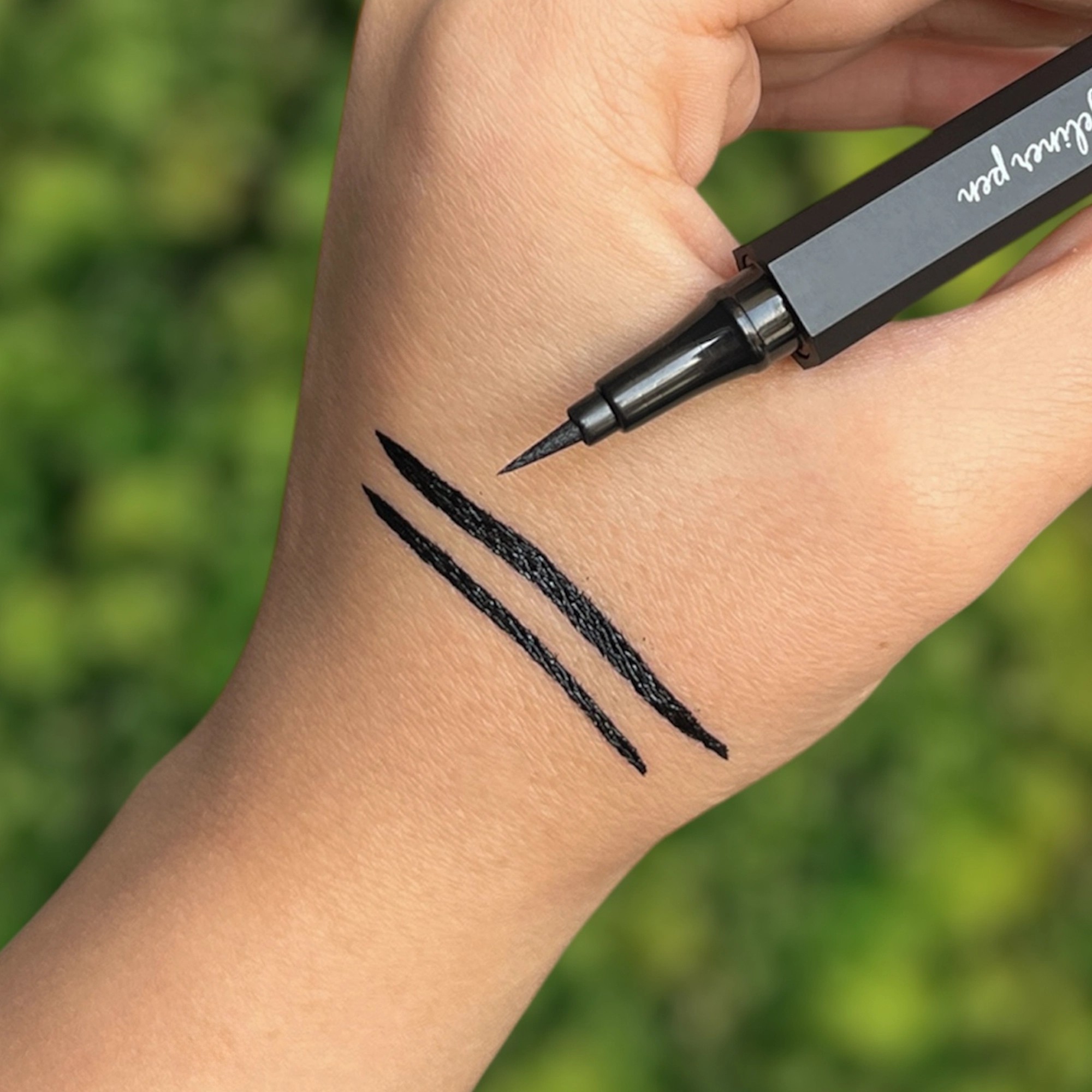 خط چشم ماژیکی مشکی هدی بیوتی Huda Beauty