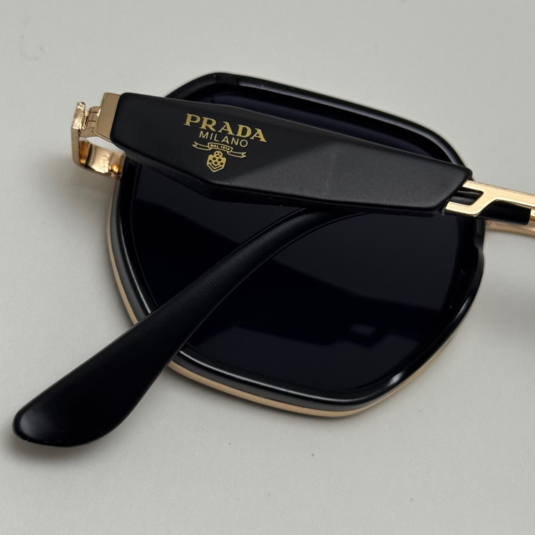 عینک آفتابی پرادا prada مشکی طلایی به همراه پک کامل پرادا کد 527