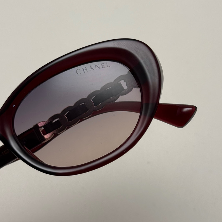 عینک آفتابی زنانه بیضی شنل CHANEL زرشکی عدسی هایلایت کد رفرنس 1189 - کیفیت مستر - لولا دوبل