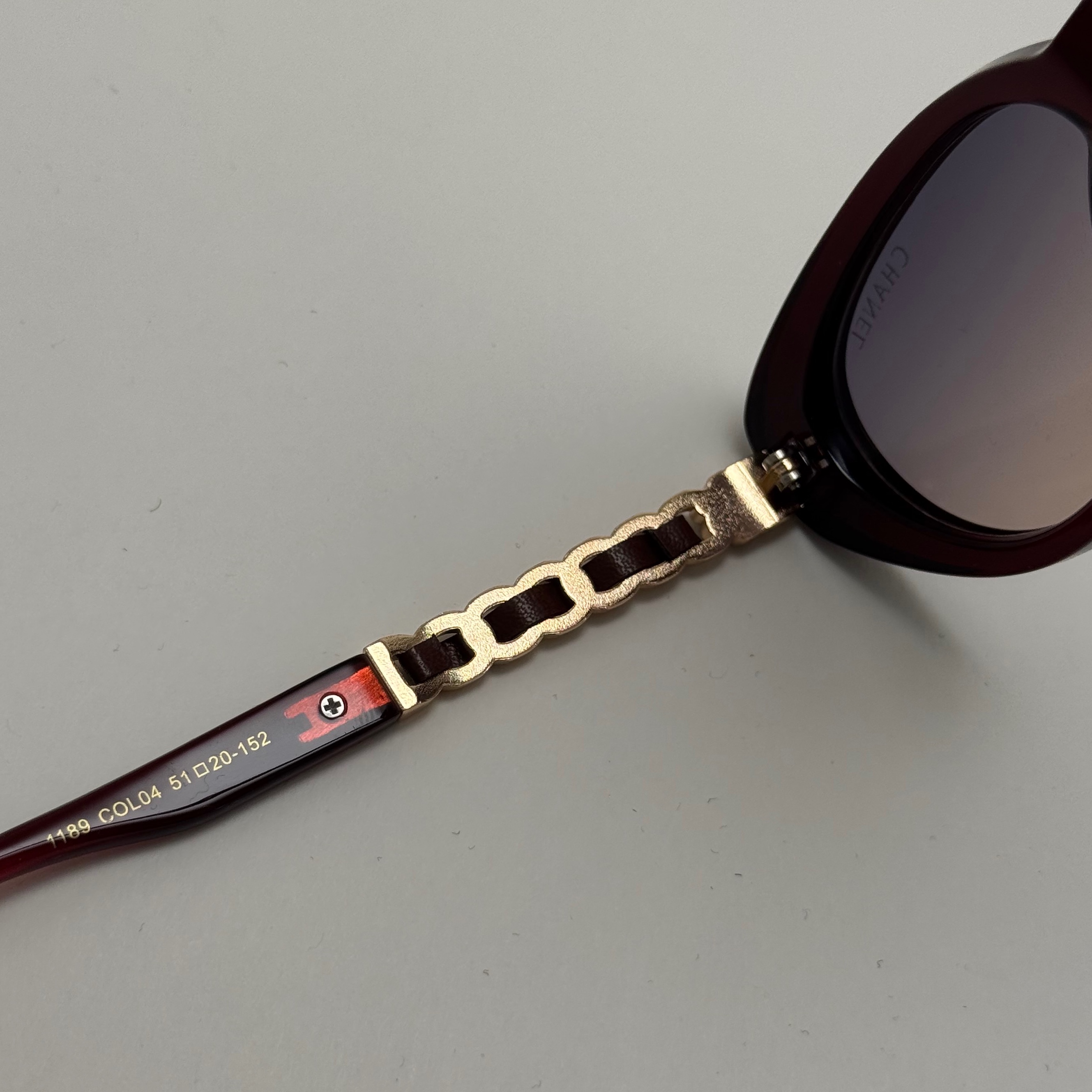 عینک آفتابی زنانه بیضی شنل CHANEL زرشکی عدسی هایلایت کد رفرنس 1189 - کیفیت مستر - لولا دوبل