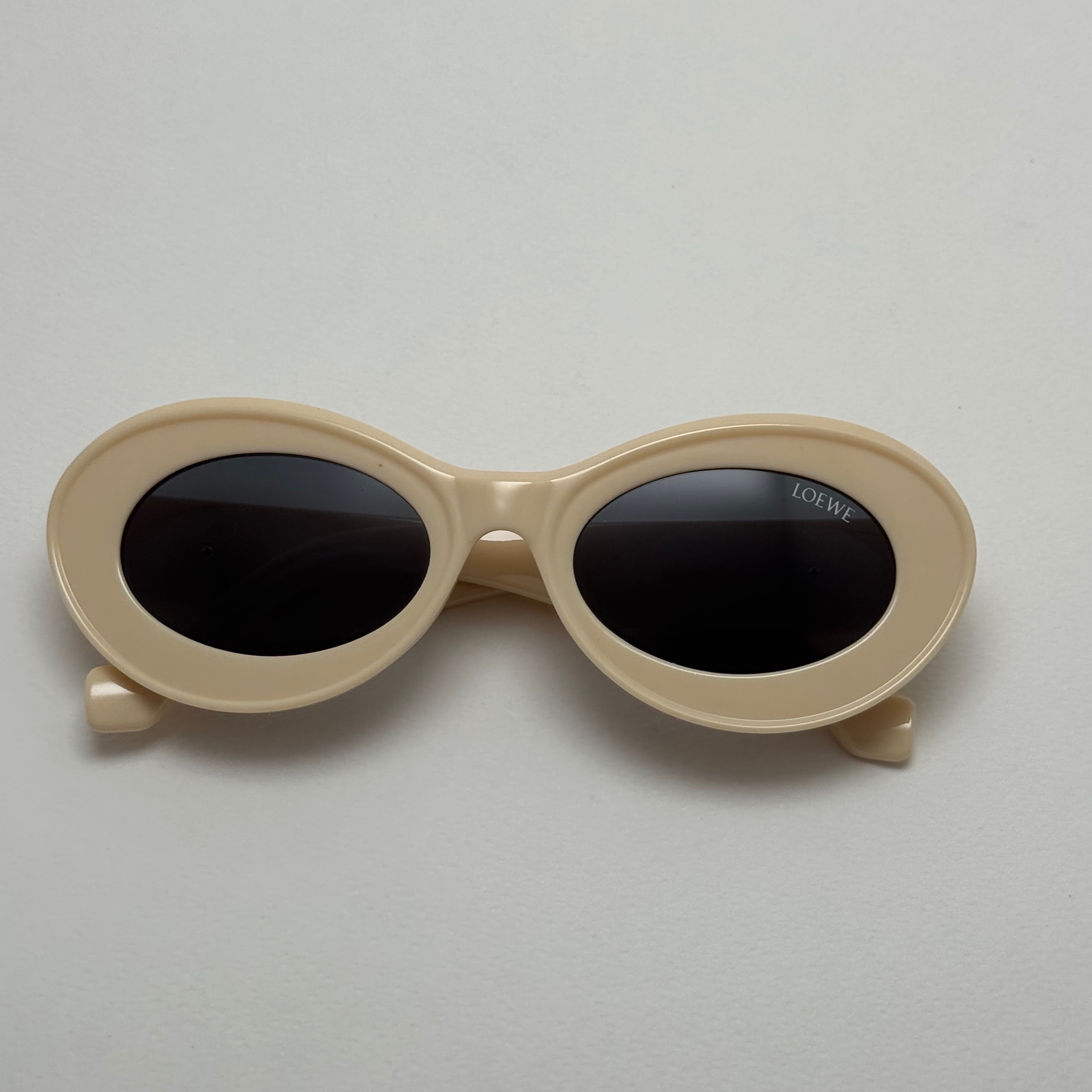عینک آفتابی زنانه Loewe Oval Chunky لووه بیضی کرمی کد 1207