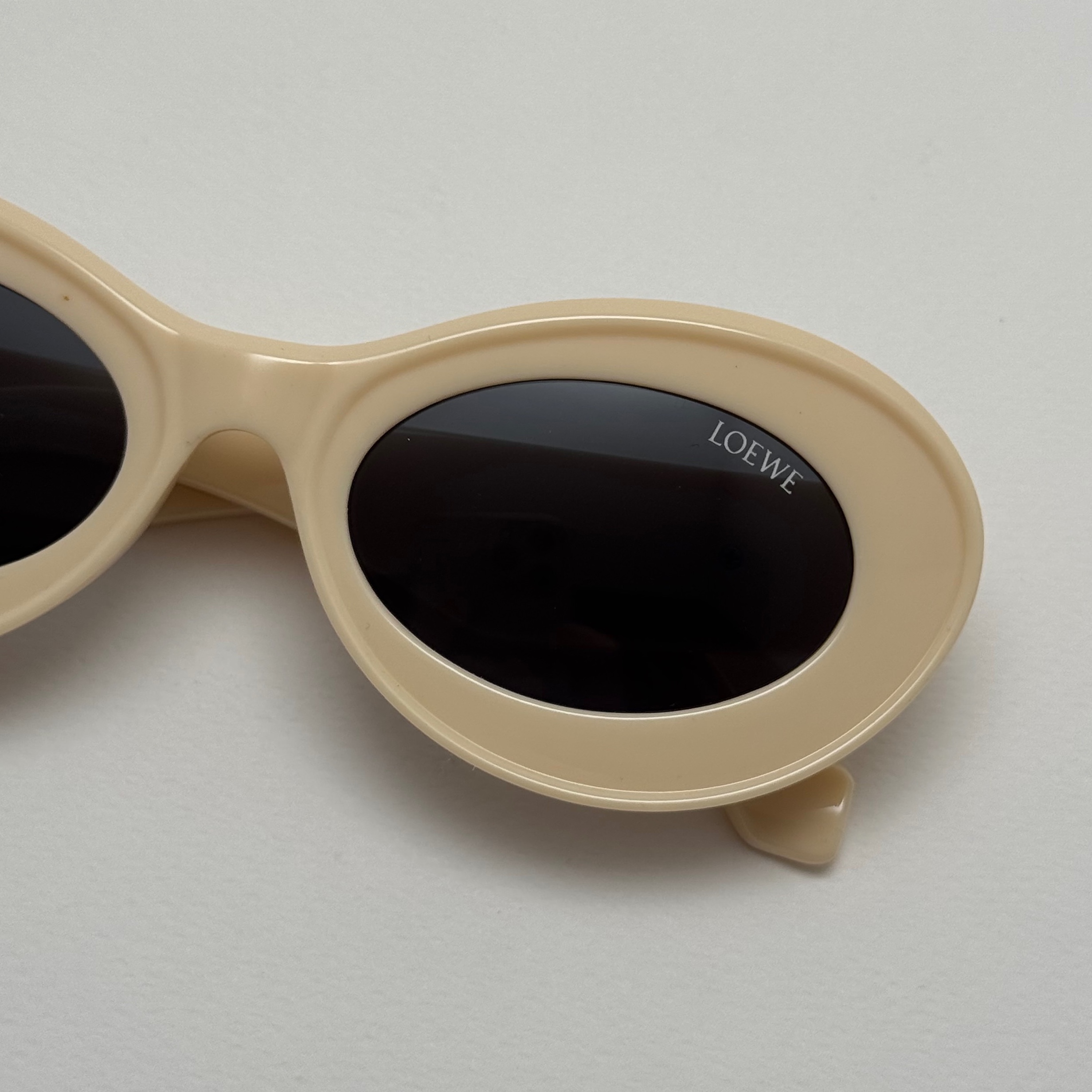 عینک آفتابی زنانه Loewe Oval Chunky لووه بیضی کرمی کد 1207