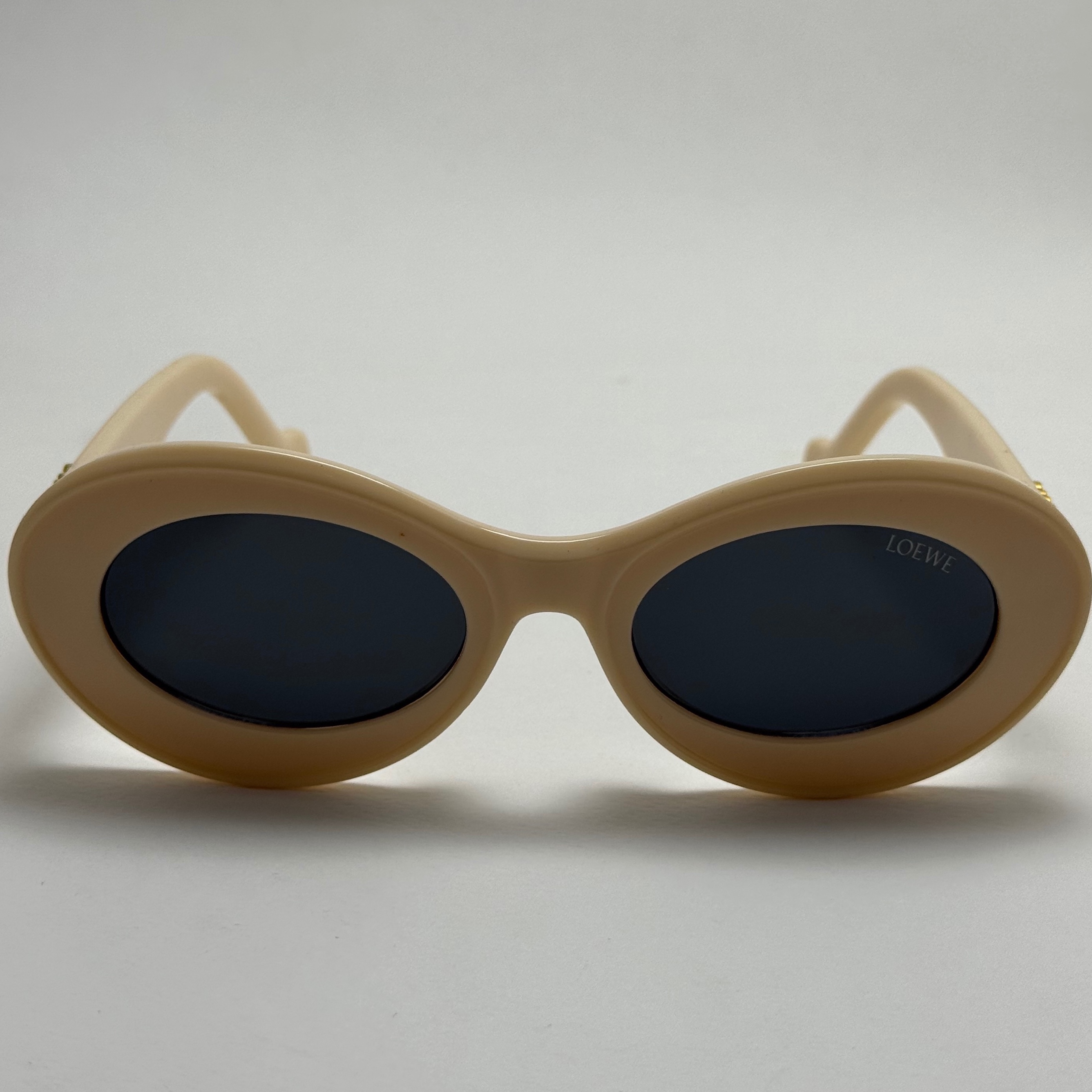 عینک آفتابی زنانه Loewe Oval Chunky لووه بیضی کرمی کد 1207