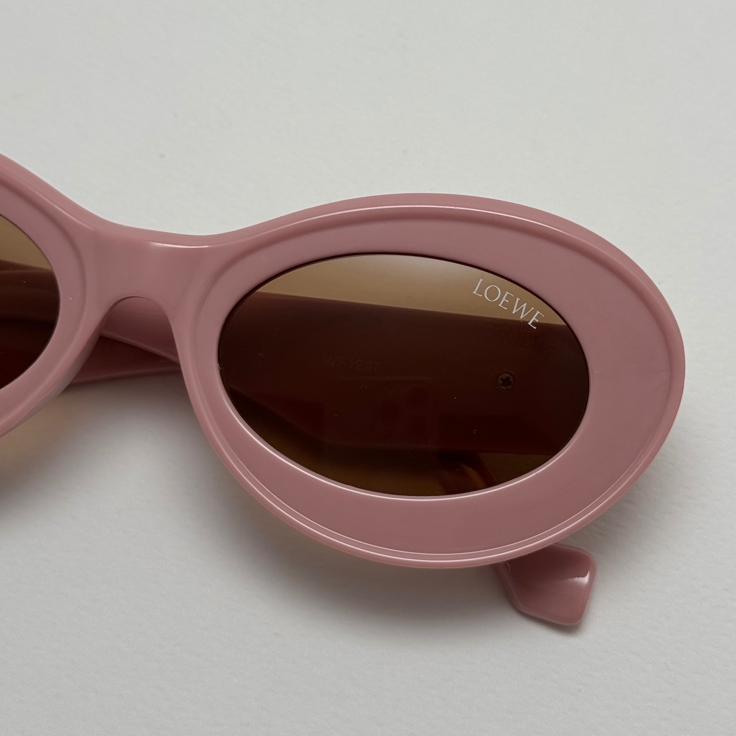 عینک آفتابی زنانه Loewe Oval Chunky لووه بیضی صورتی کد 1207