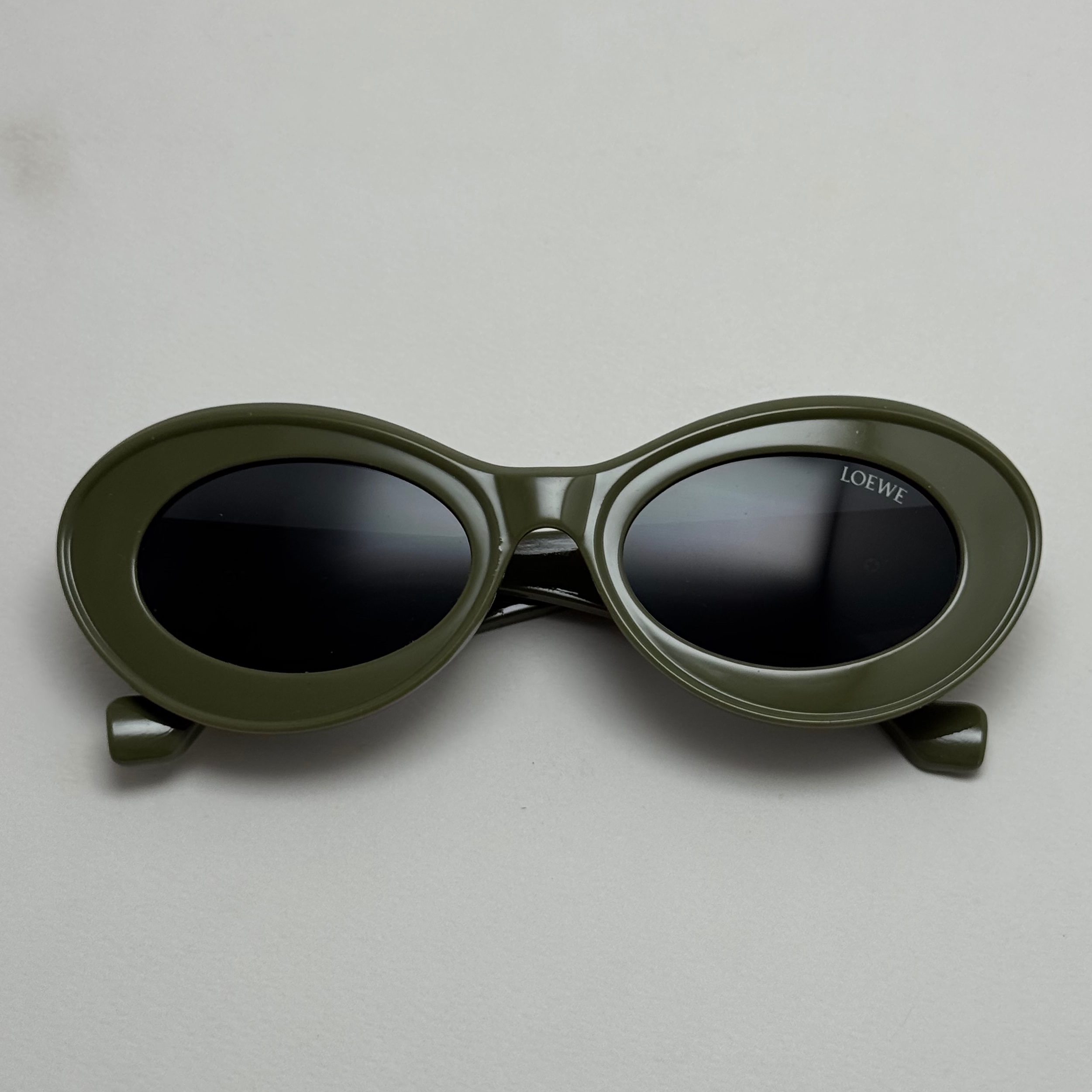 عینک آفتابی زنانه Loewe Oval Chunky لووه بیضی سبز زیتونی عدسی مشکی کد 1207