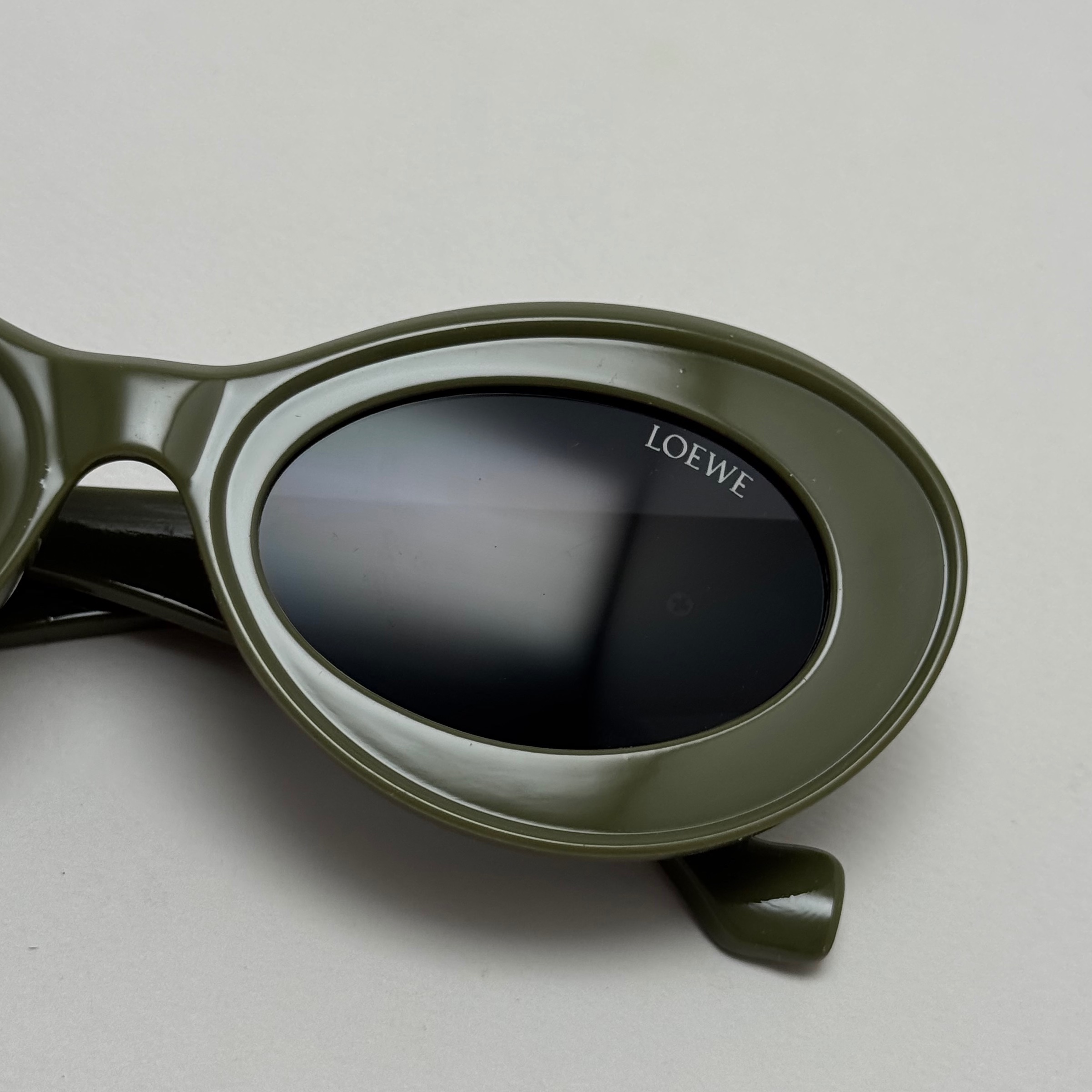 عینک آفتابی زنانه Loewe Oval Chunky لووه بیضی سبز زیتونی عدسی مشکی کد 1207