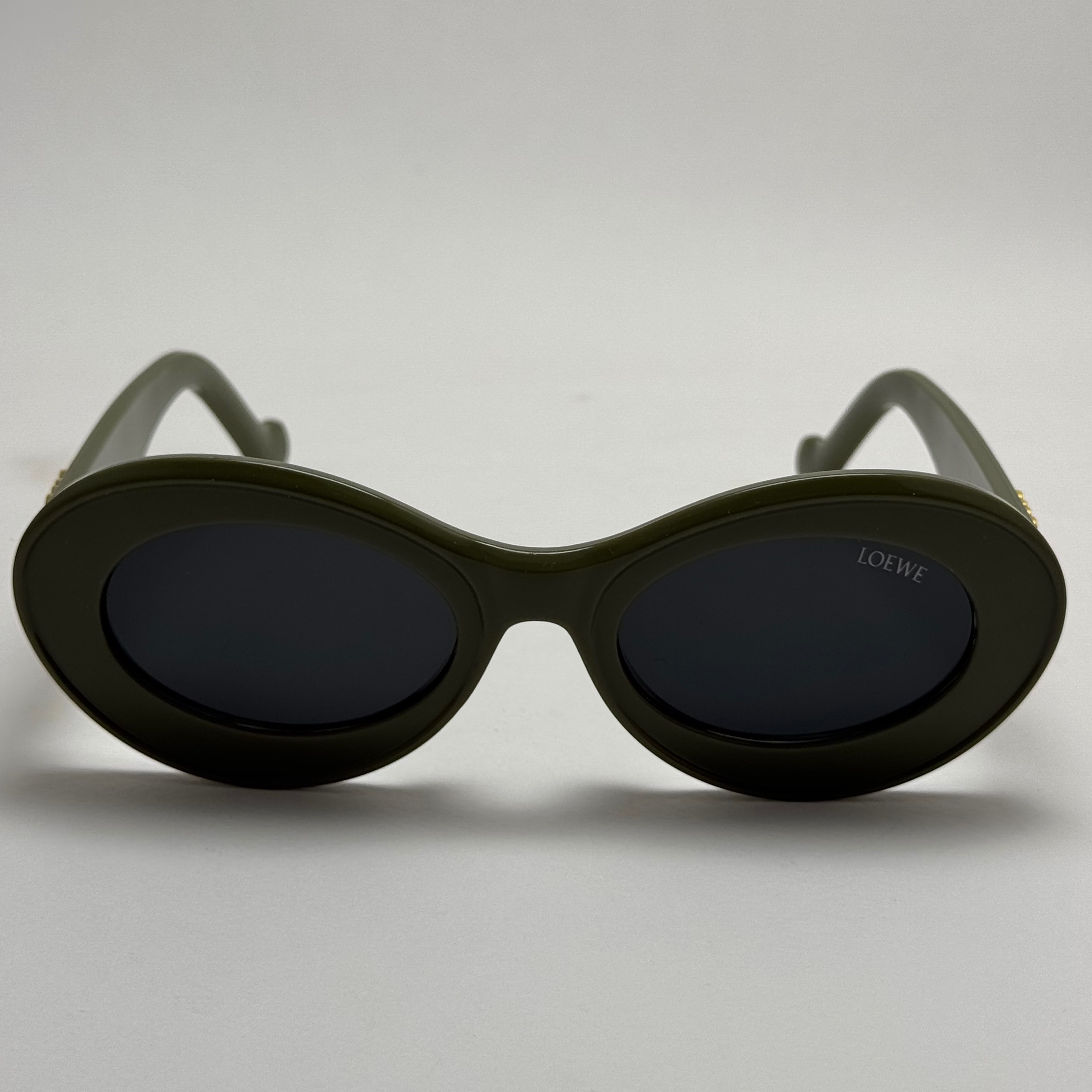 عینک آفتابی زنانه Loewe Oval Chunky لووه بیضی سبز زیتونی عدسی مشکی کد 1207