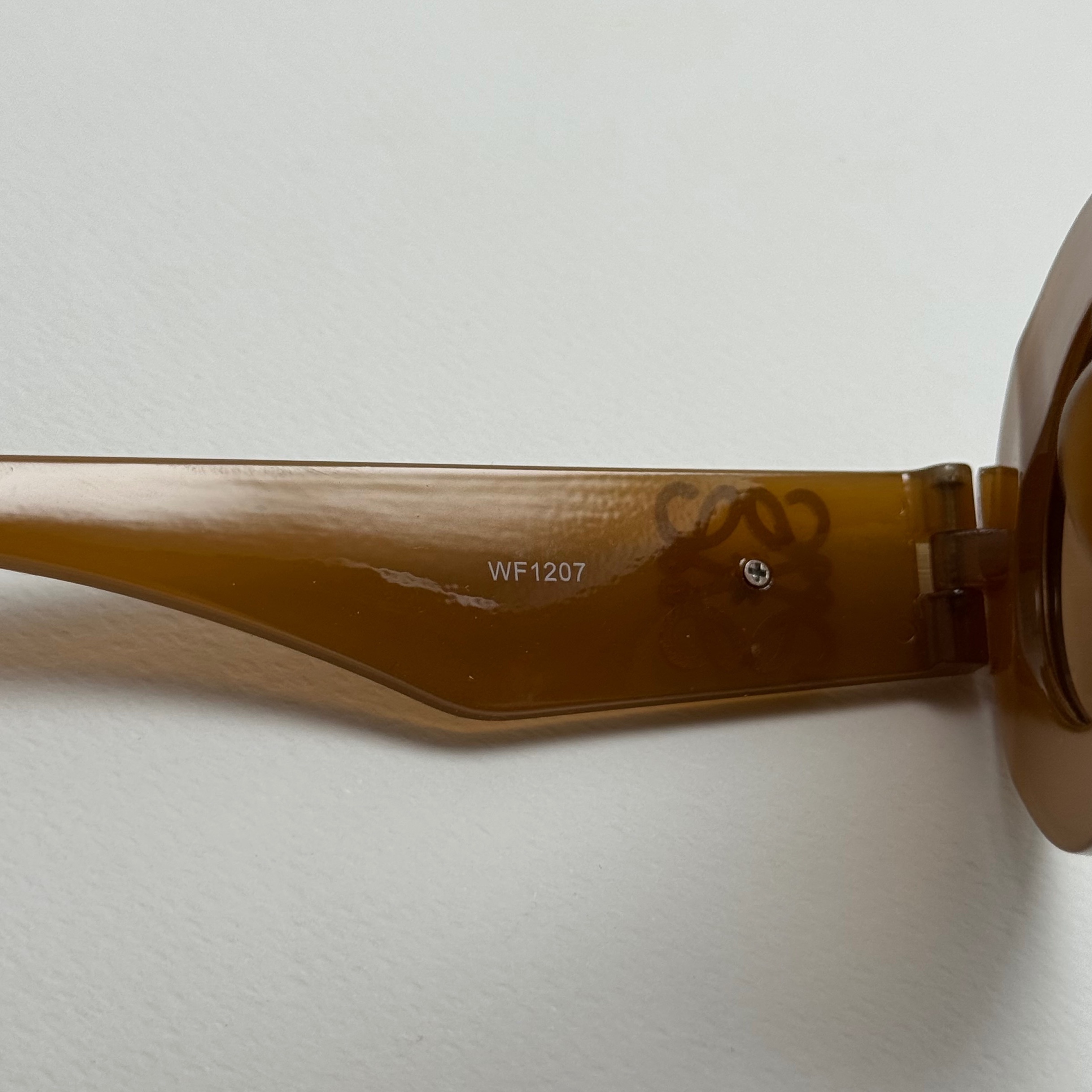 عینک آفتابی زنانه Loewe Oval Chunky لووه بیضی قهوه ای کد 1207