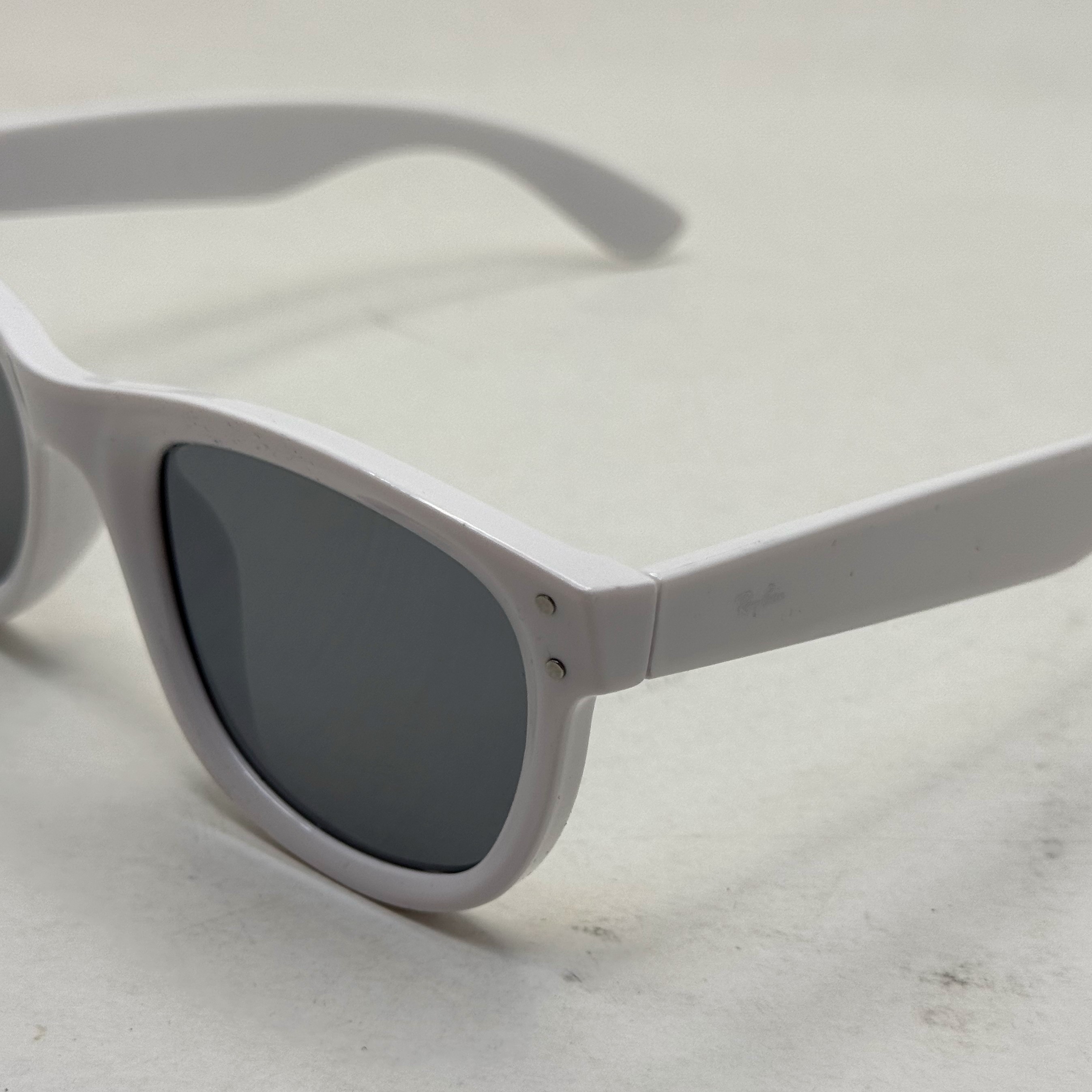 عینک آفتابی ریبن ویفرر ریورس سفید به همراه پک کامل rayban