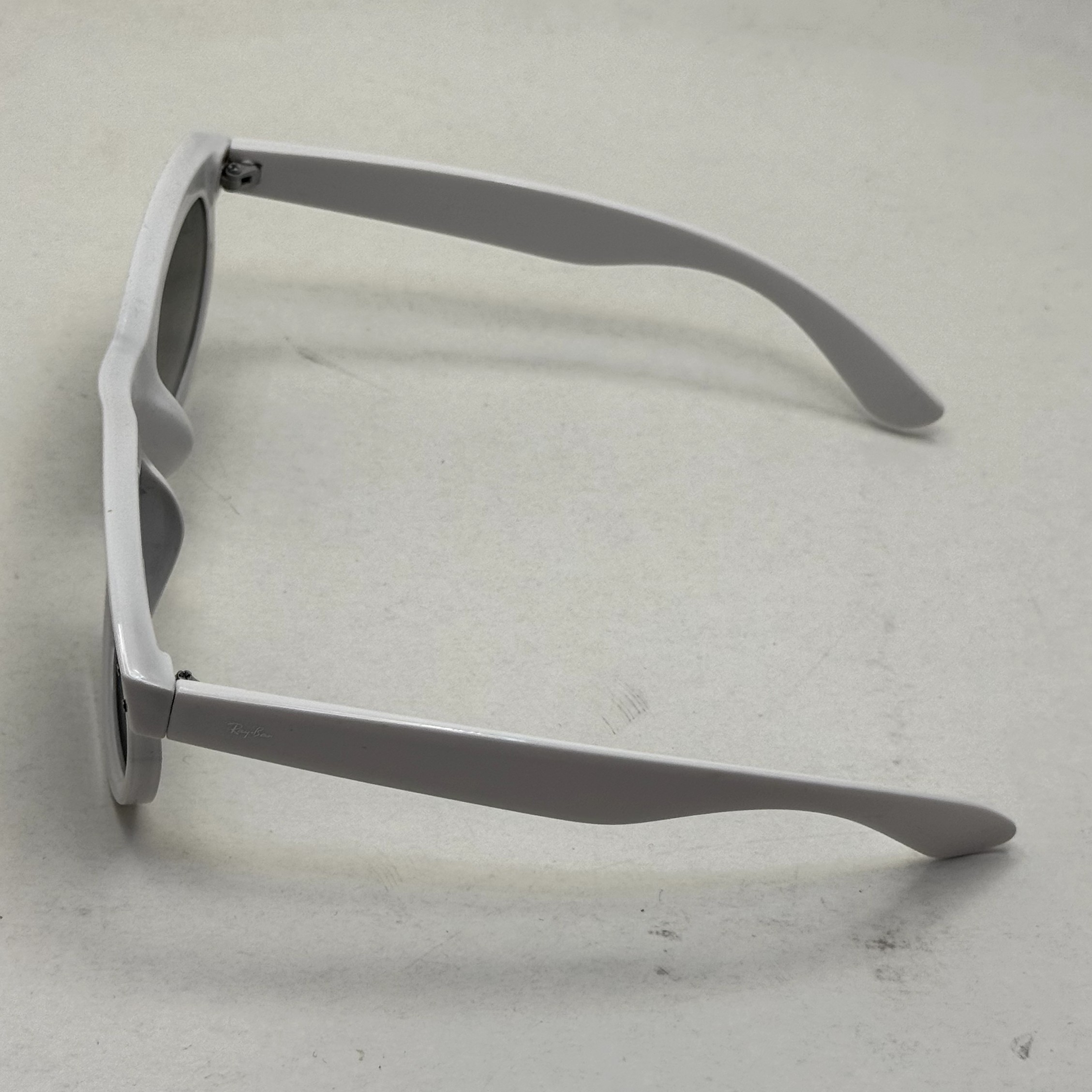 عینک آفتابی ریبن ویفرر ریورس سفید عدسی سبز به همراه پک کامل rayban