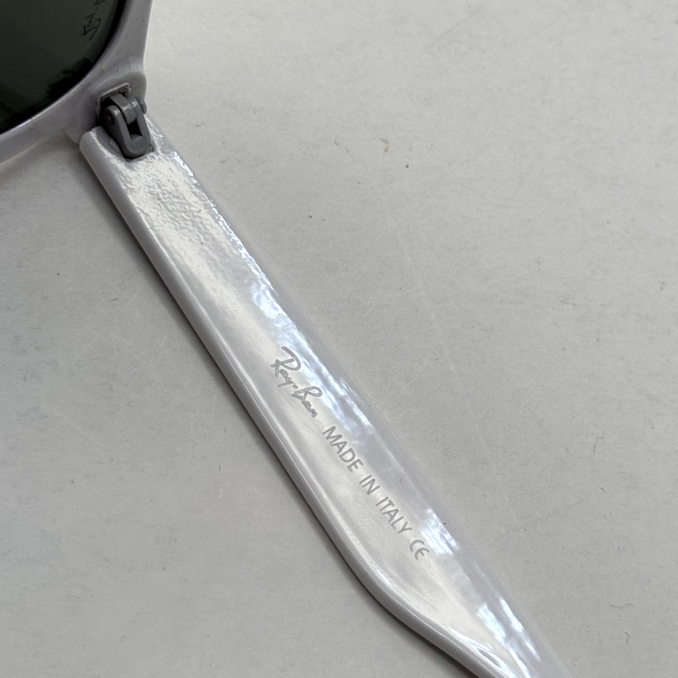 عینک آفتابی ریبن ویفرر ریورس سفید عدسی سبز به همراه پک کامل rayban