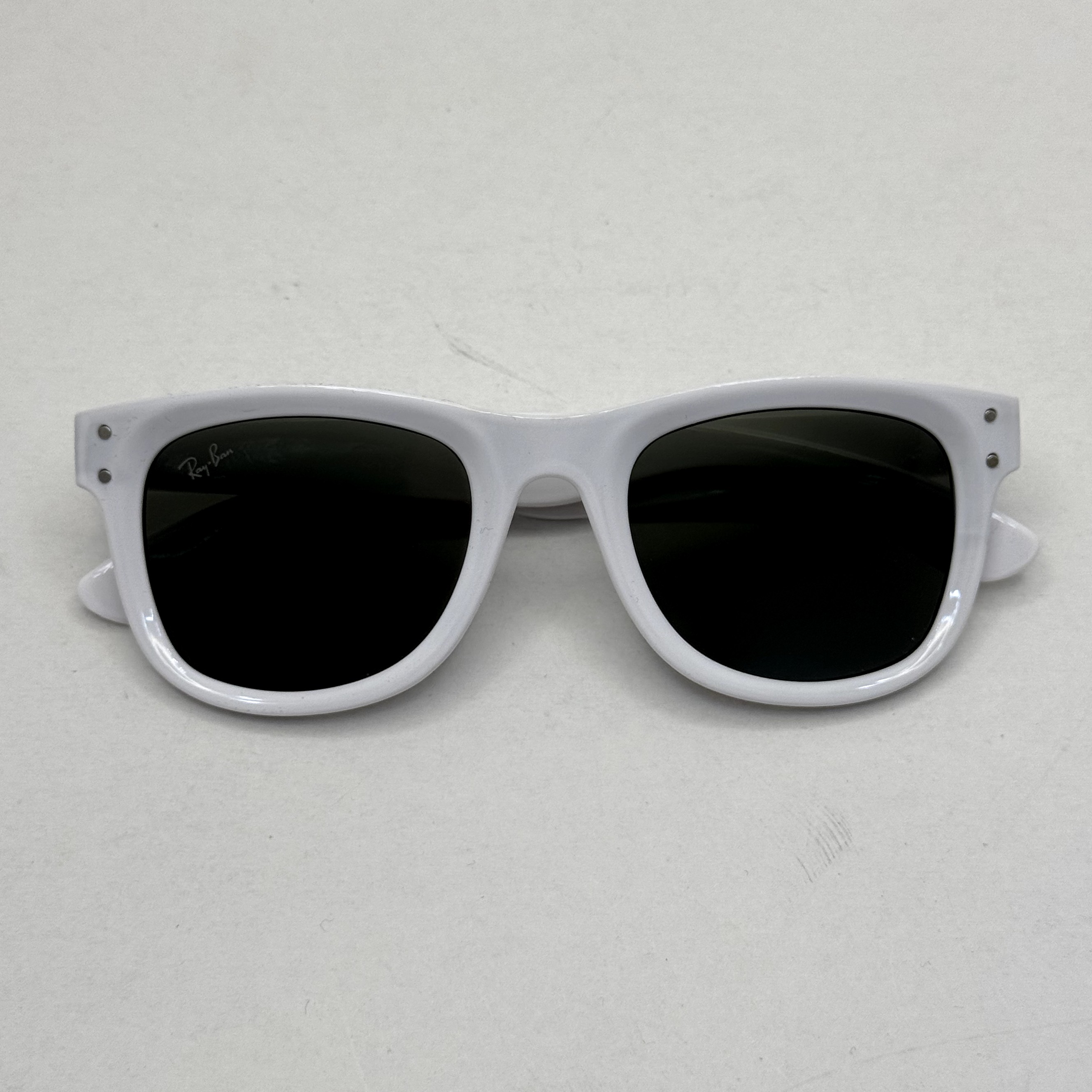 عینک آفتابی ریبن ویفرر ریورس سفید عدسی سبز به همراه پک کامل rayban
