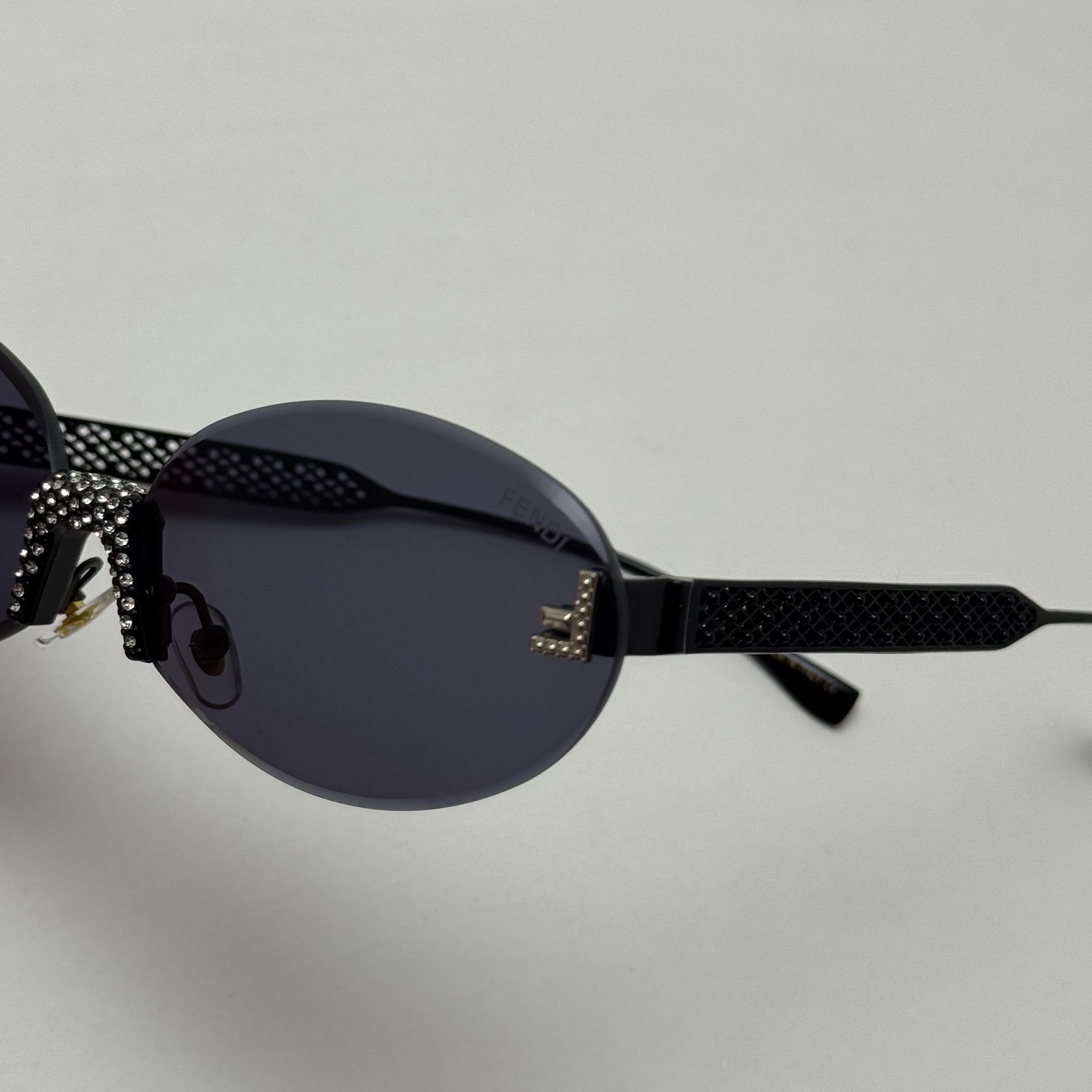 عینک آفتابی زنانه فندی Fendi فریم لس بیضی مدل Oval Frame Diamond Style نگین کاری شده کیفیت مستر تمام مشکی