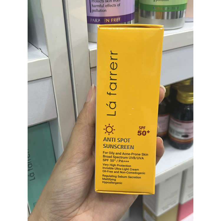 کرم ضدآفتاب و ضدلک بی رنگ لافارر SPF 50 حجم 40 میلی لیتر مخصوص پوست های چرب و مستعد آکنه