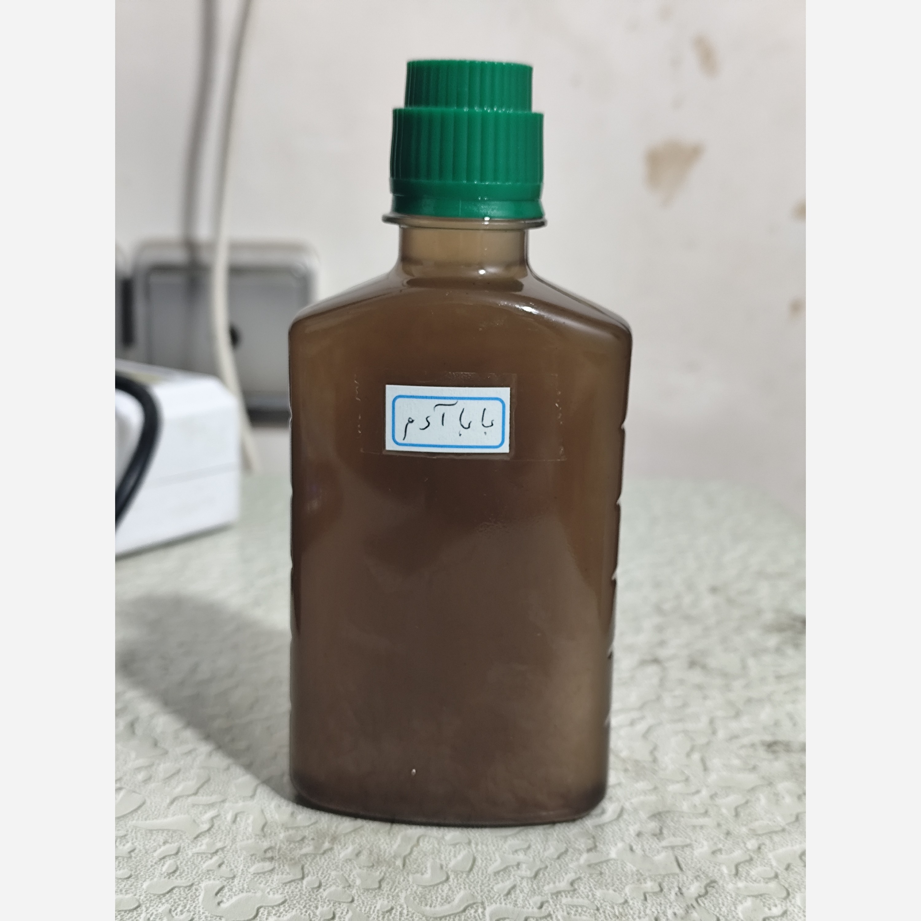 روغن بابا آدم (پرپشت کننده مو تقویت کننده ابرو تقویت کننده ریش و سبیل جلوگیری از ریزش مو شوره سر) باباآدم ربع لیتری
