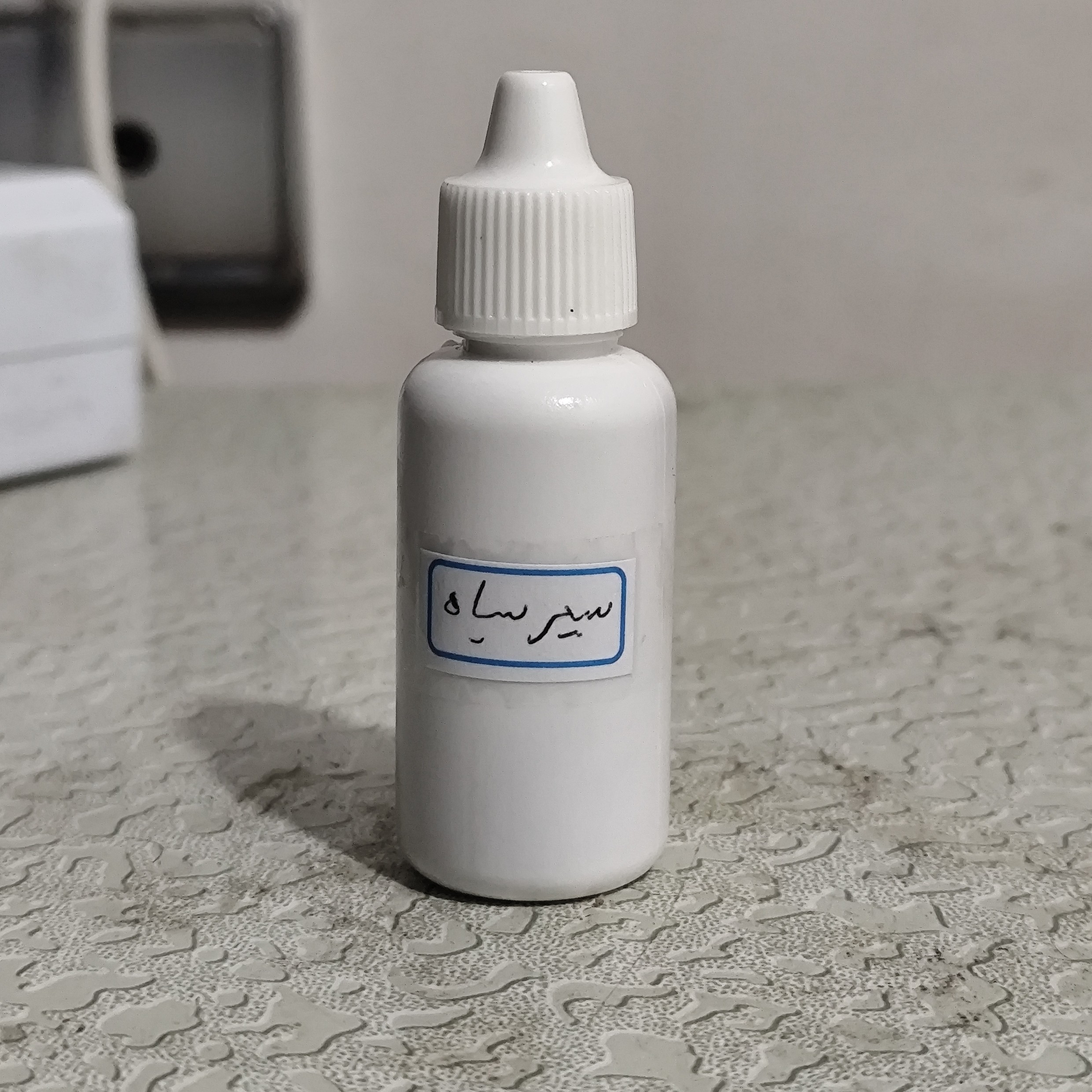 روغن سیر سیاه اصل و خالص 30 میلی (پرپشت کننده مو پرپشت کننده ابرو تقویت مژه تقویت ریش و سبیل ) سیرسیاه