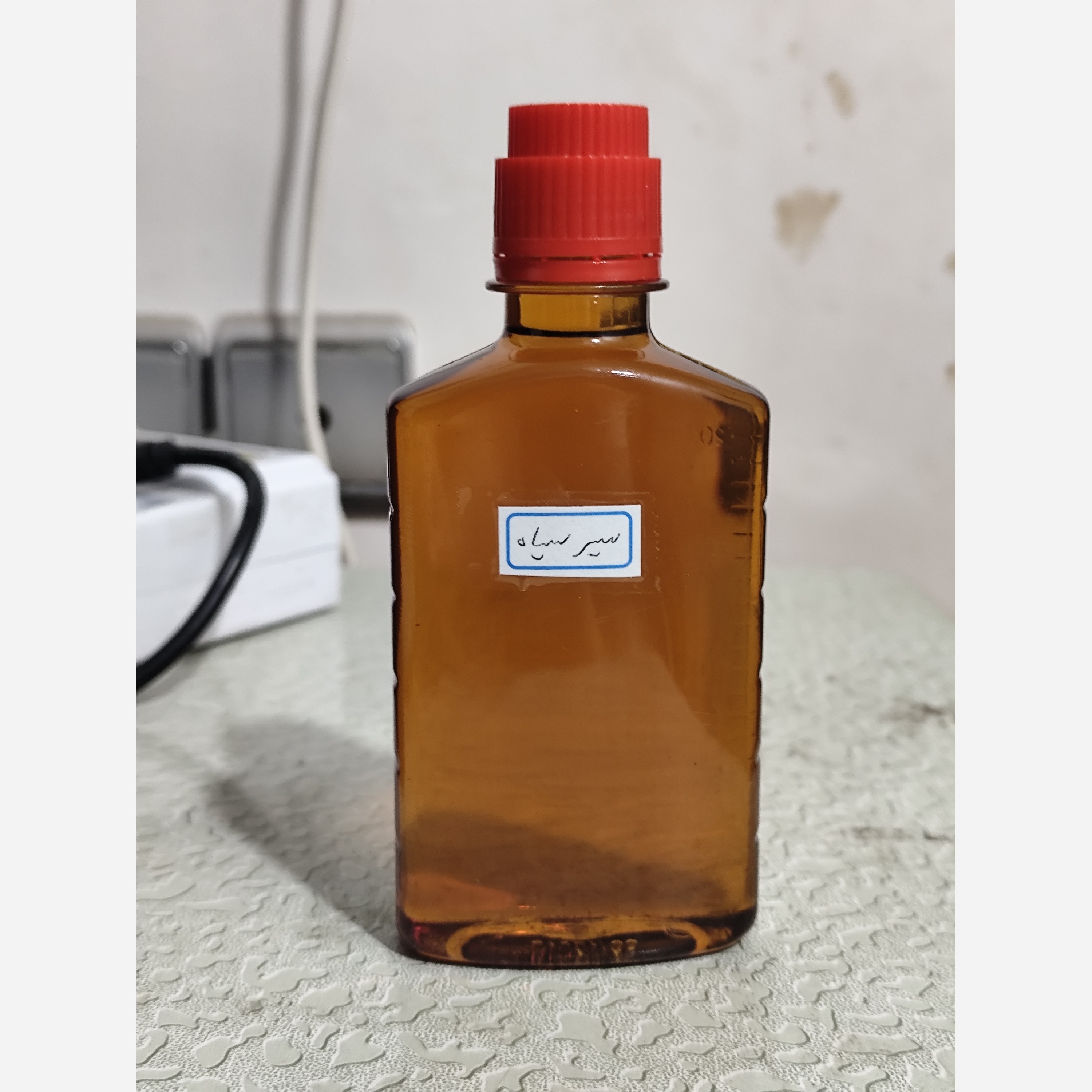 روغن سیر سیاه اصل و خالص ربع لیتری (پرپشت کننده مو پرپشت کننده ابرو تقویت مژه تقویت ریش و سبیل ) سیرسیاه