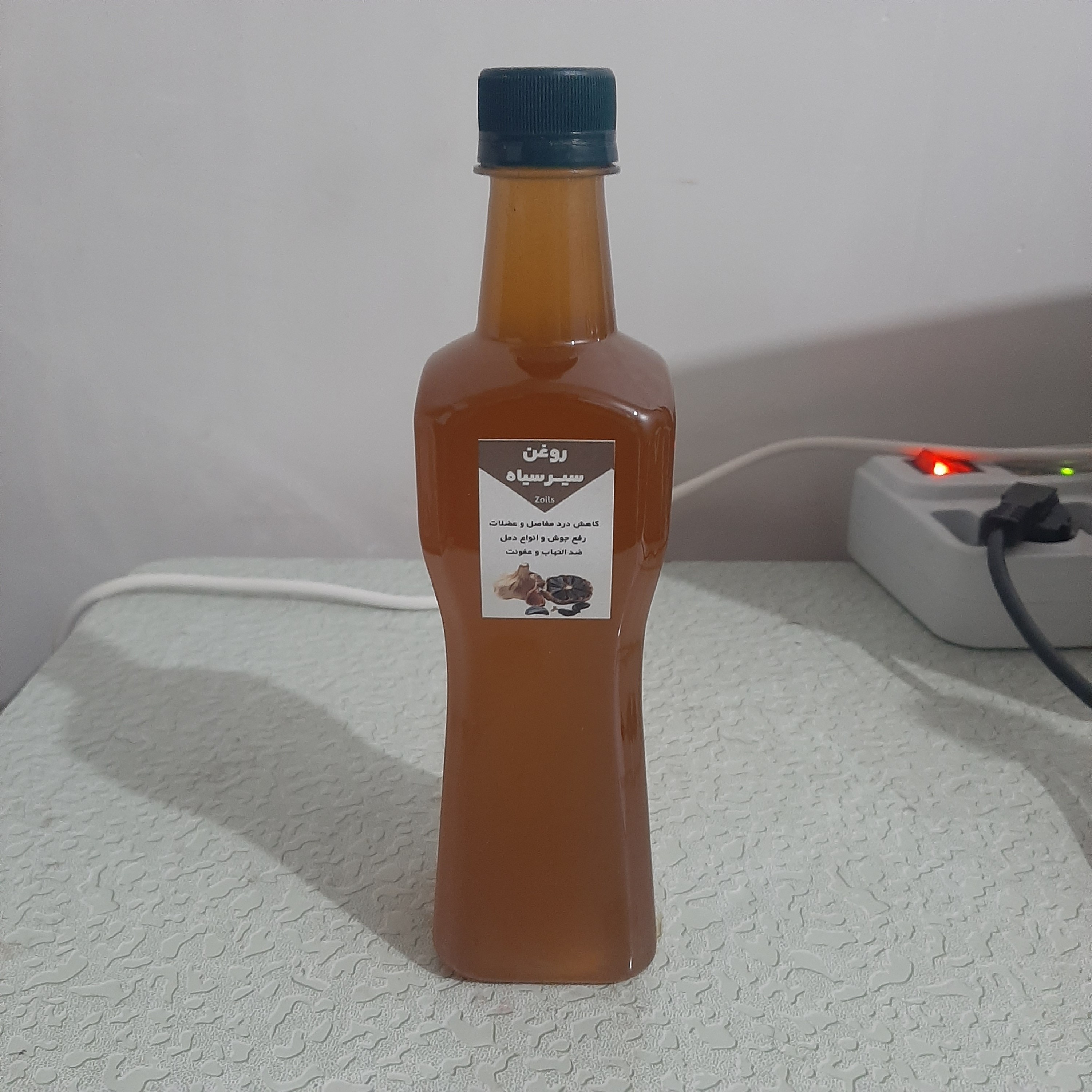 روغن سیر سیاه اصل و خالص نیم لیتری (پرپشت کننده مو پرپشت کننده ابرو تقویت مژه تقویت ریش و سبیل ) سیرسیاه